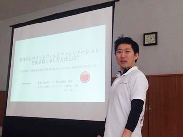 学会で講演を行う様子